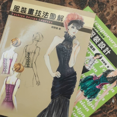 服裝畫是服裝設計溝通的語言。透過服裝畫初階班的課程設計，按部就班來，可以習得服裝結構與人體比例。 